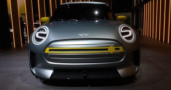 MINI ELECTRIC concept, MINI Countryman Cooper S E ALL4 – IAA Frankfurt 2017 MINI ELECTRIC concept - zepředu