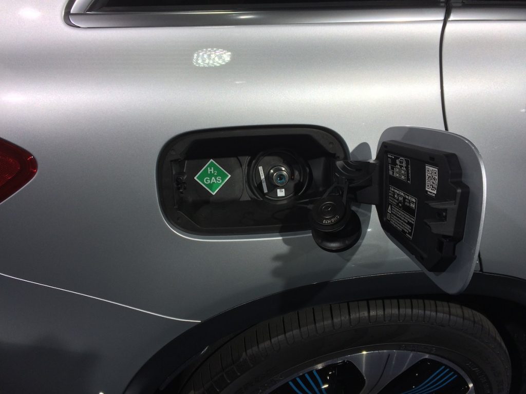 Mercedes-Benz GLC F-Cell Plug-in hybrid - plnicí hrdlo na vodík