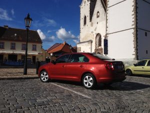 Škoda Rapid 1,2 TSI GreenTec - fotka zezadu pod věží v Písku, tedy na Bakalářích