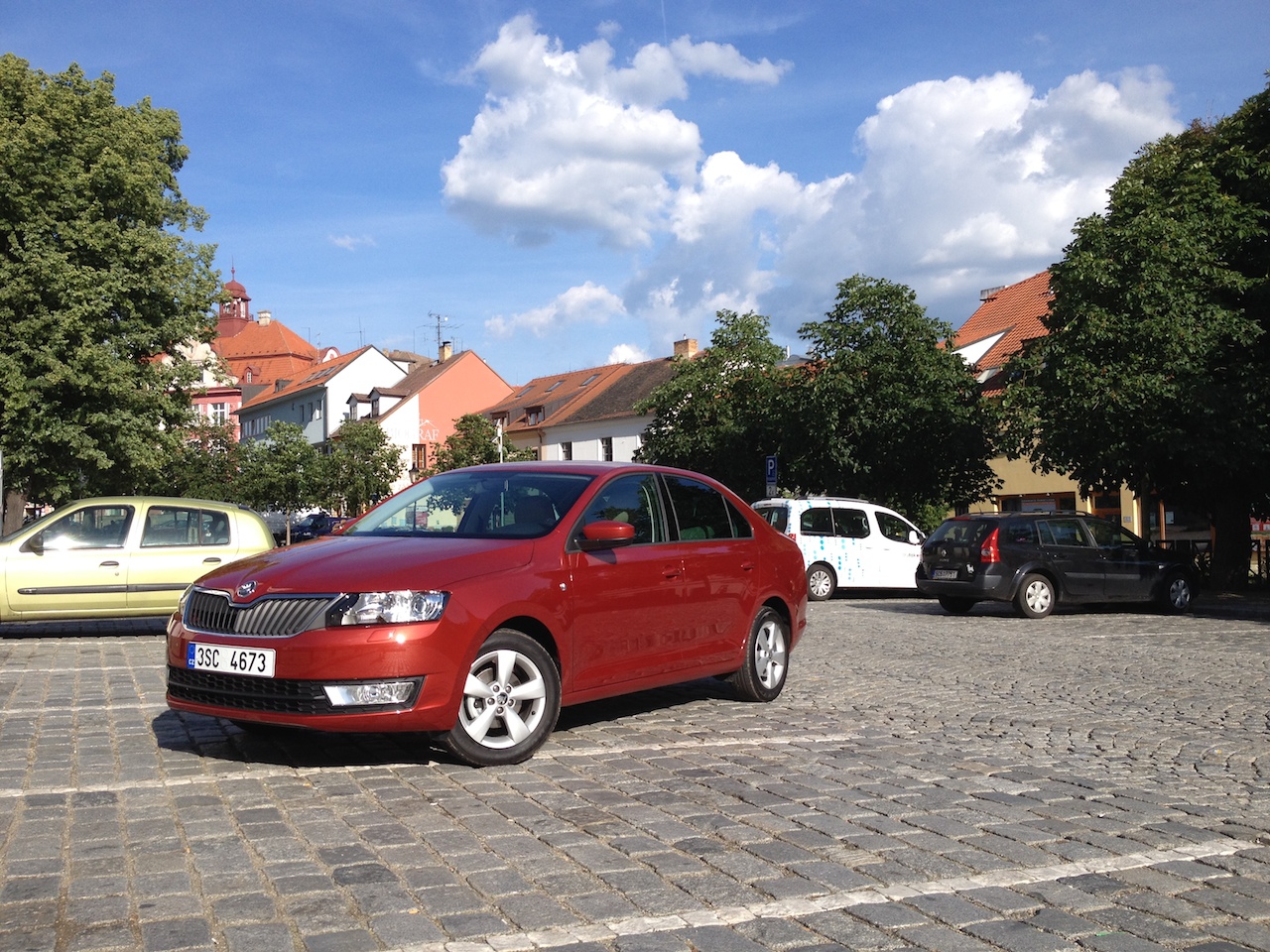 Škoda Rapid 1,2 TSI GreenTec - fotka zepředu u věže v Písku