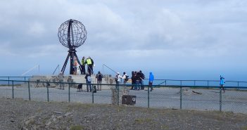 Dojedeme letos až na Nordkapp? Symbol Nordkappu - kovový globus