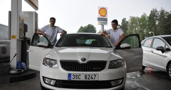ŠKODA Octavia GreenLine ujela na jednu nádrž 1804 km z Prahy až za Stockholm Tankování Upplands Vasby - posádka