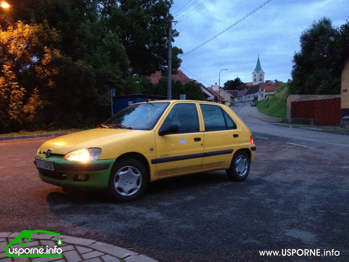 Žlutý elektromobil Peugeot 106 Elecrtic