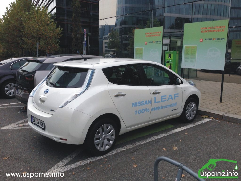 Nissan Leaf vedle BMW i3