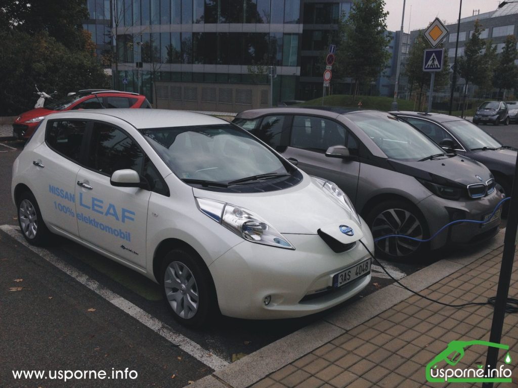 Nissan Leaf vedle BMW i3