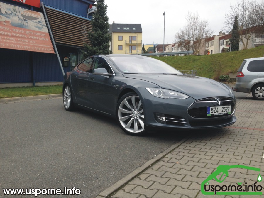 Tesla model S zepředu