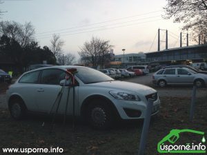 Volvo C30 D2 před stadionem v Traunu - s curlingovými košťaty