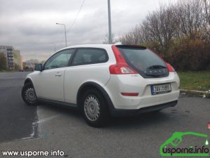 Volvo C30 D2 zezadu s naloženým kufrem
