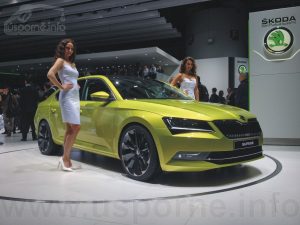 Škoda Superb zelený 4x4 - zepředu
