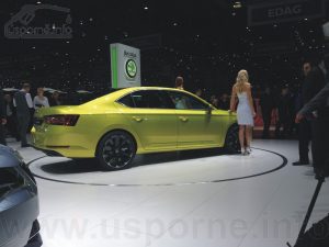 Škoda Superb zelený 4x4 - zezadu