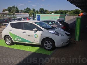 Někdy stojí u dobíjecí stanice i "neelektrické" auto