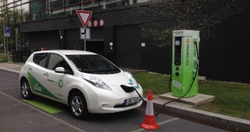 Elektromobil Nissan Leaf – dlouhodobý test (1) Nissan Leaf na rychlodobíjecí stanici CHAdeMO společnosti ČEZ