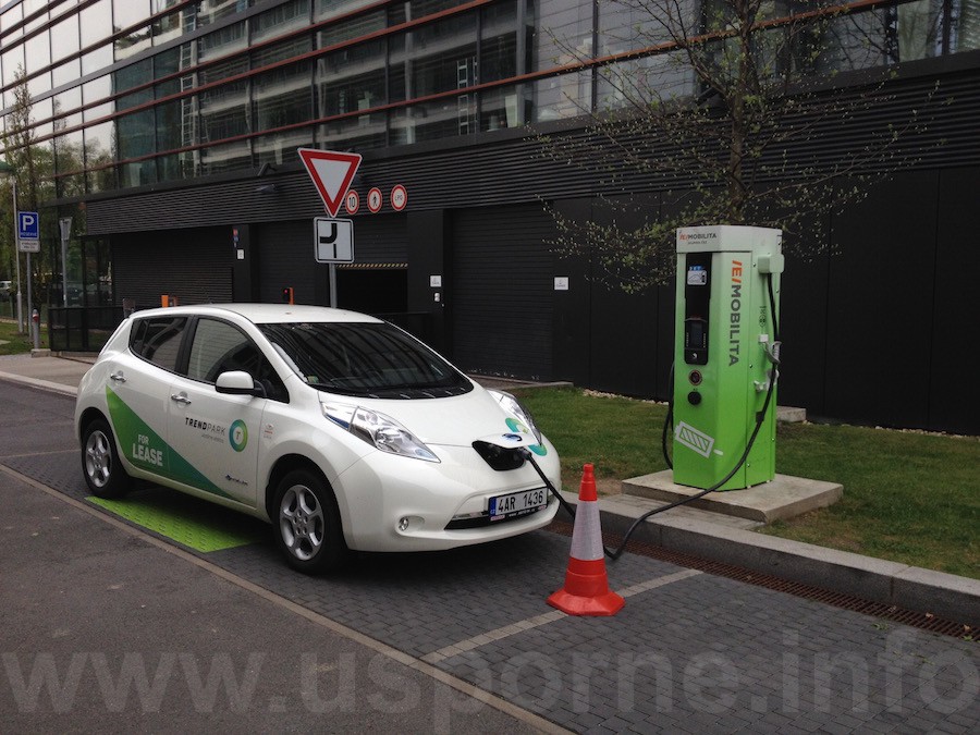 Nissan Leaf na rychlodobíjecí stanici CHAdeMO společnosti ČEZ