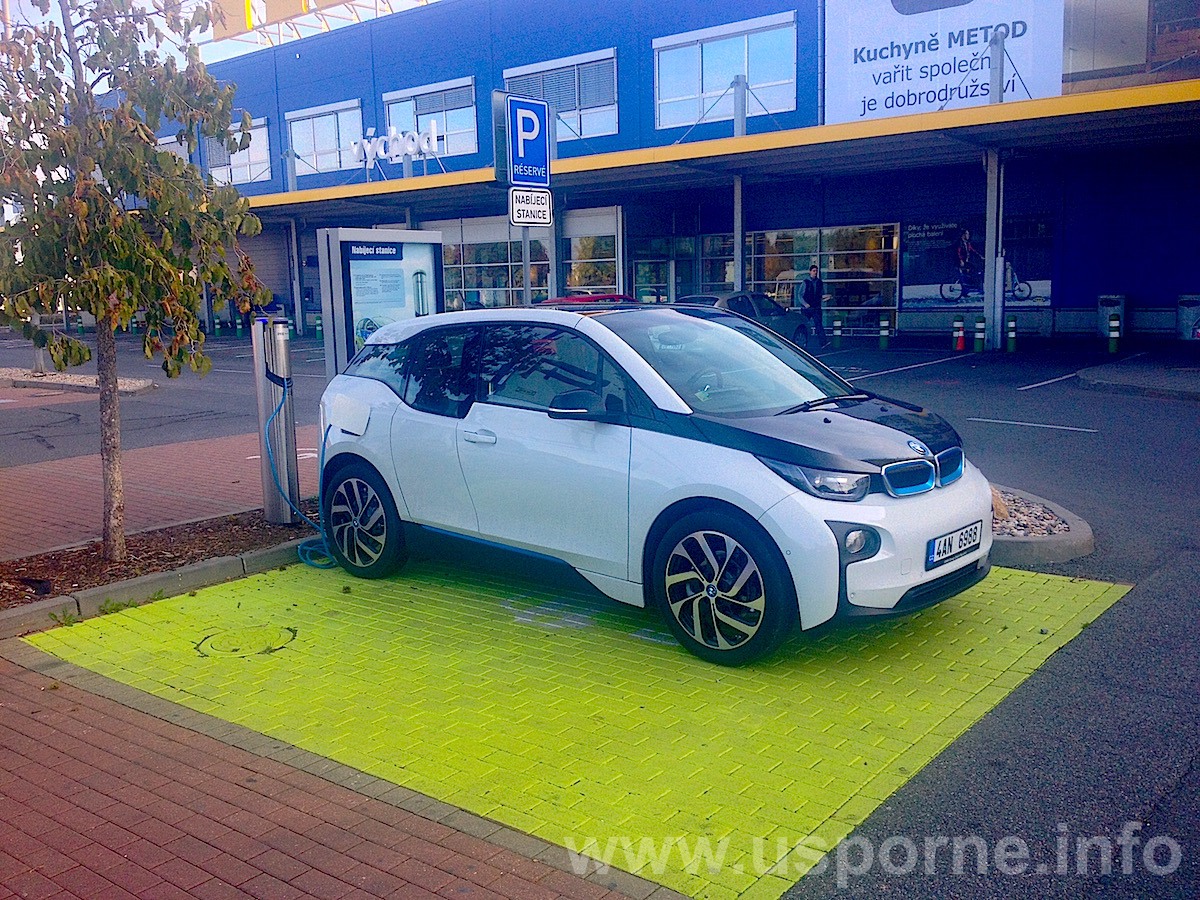 BMW i3 na dobíjecí stanici