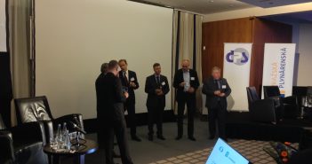 Oslava překročení počtu 100 plnicích stanic na CNG Účastníci panelové diskuse připíjejí na překročení 100 plnicích stanic CNG