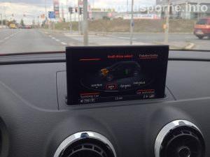 Displej v Audi A3 e-tron ukazuje, že teď běží spalovací motor