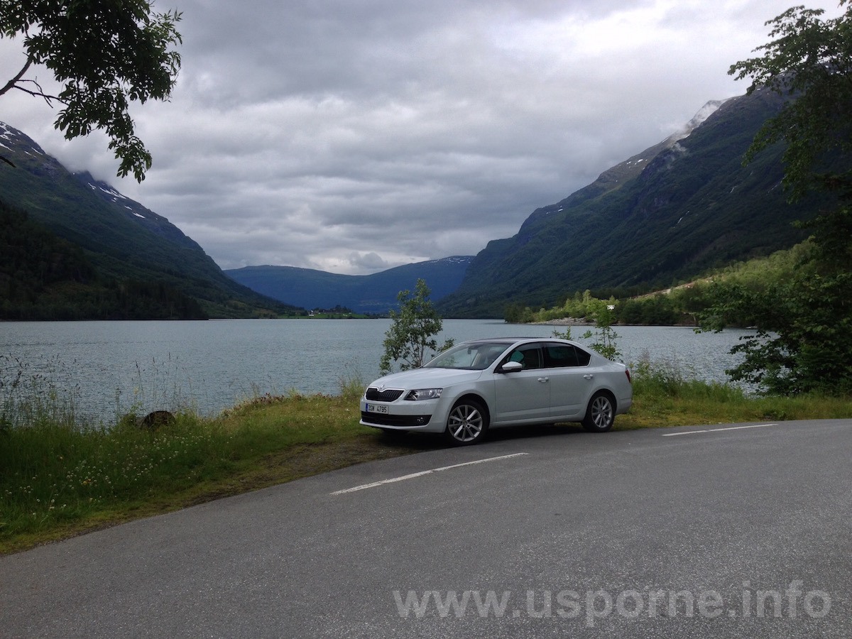 Octavia G-tec u modrého jezera pod ledovcem Jostedalsbreen