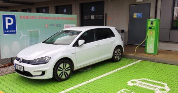 ADAC porovnal úsporu elektromobilů Volkswagen e-Golf - zepředu