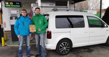 REKORD: Z Prahy téměř do Bernu na jednu nádrž CNG Komisař Tomáš Hrábek nás vyfotil před startem