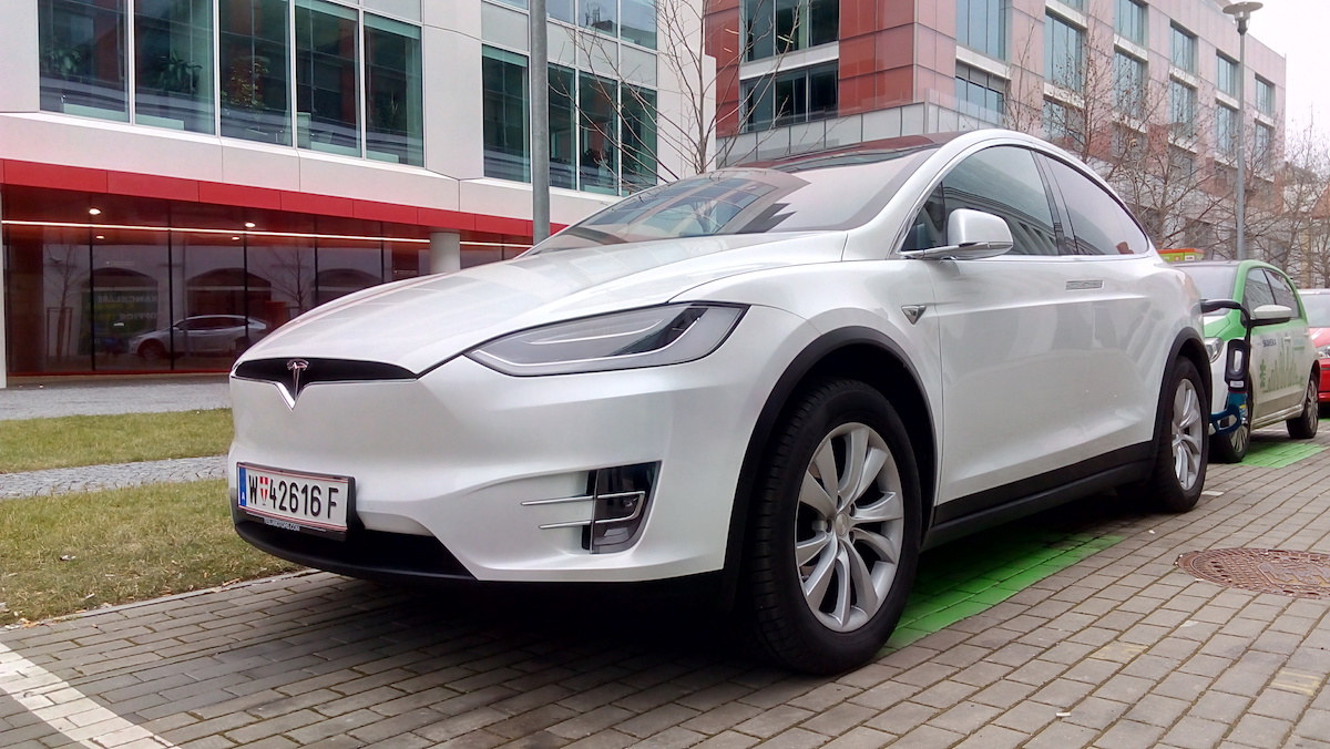 Tesla Model X - zepředu