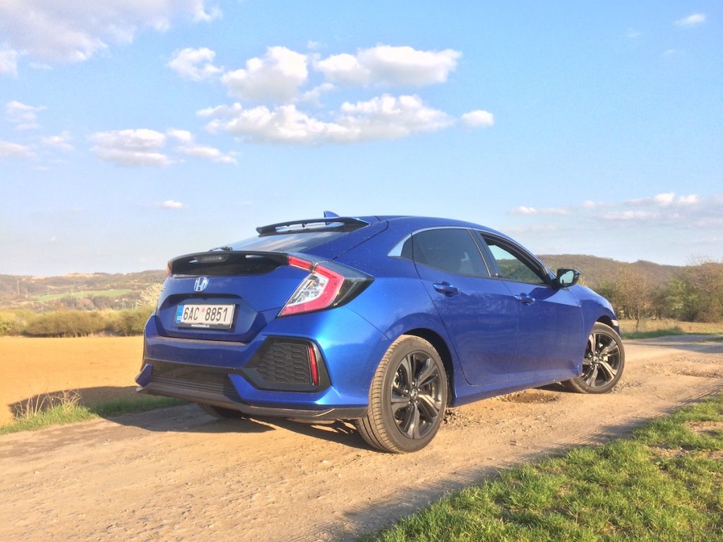 Honda Civic 1,0 VTEC TURBO 95 kW CVT – zezadu