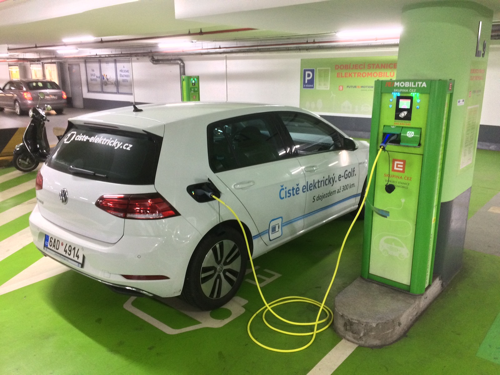 Volkswagen e-Golf (100 kW) - na rozdíl od aut na CNG můze do podzemních garáží