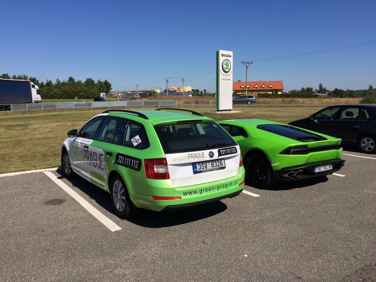 Škoda Octavia G-TEC (extrémní test) a Lamborghini Huracan