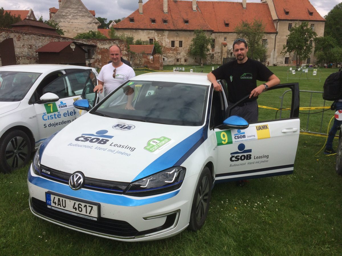 Posádka #EcoRallyTeamCZ u VW Golf ČSOB Leasing