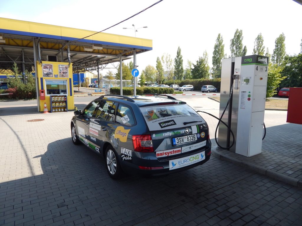 Tankovaní CNG - stanice Bonett u Makro Čestlice