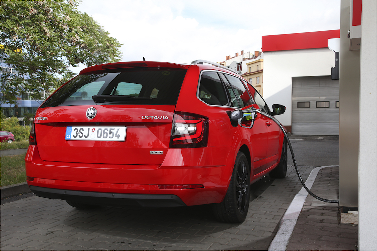 Škoda Octavia G-TEC červená - CNG stanice