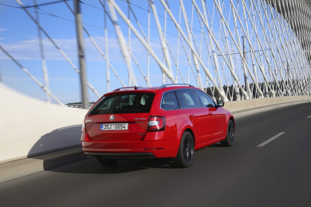 Škoda Octavia G-TEC červená - Trojský most