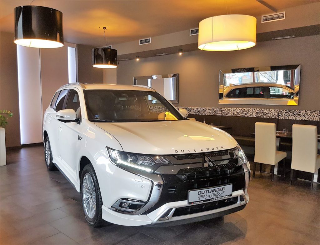 Mitsubishi Outlander PHEV - bílý zepředu