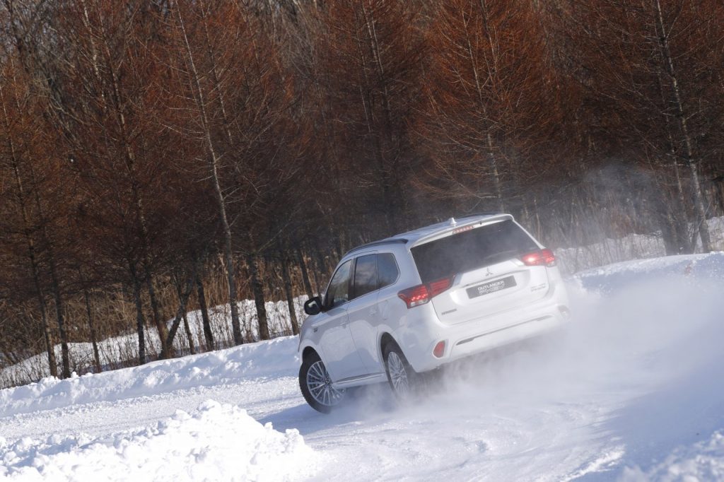 Mitsubishi Outlander PHEV - bílý zezadu