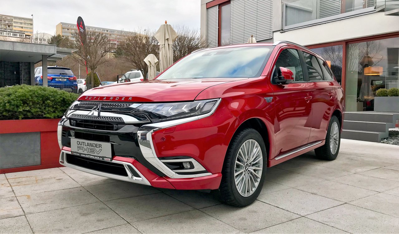 Mitsubishi Outlander PHEV - červený zepředu