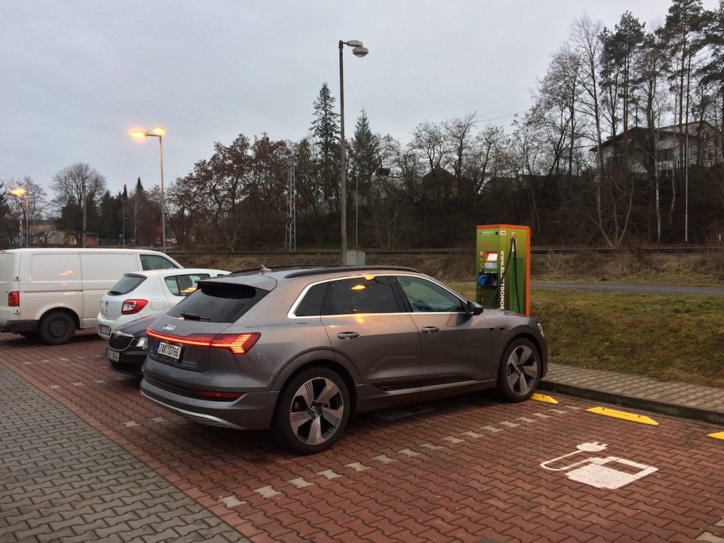 Audi e-tron 55 quattro - rychlodobíjecí stanice Písek 50 kW