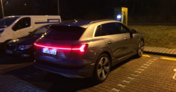 Test Audi e-tron 55 quattro – první elektromobil se čtyřmi kruhy Audi e-tron 55 quattro - rychlodobíjecí stanice Písek