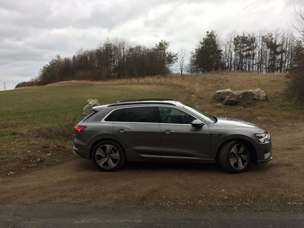 Audi e-tron 55 quattro - z boku