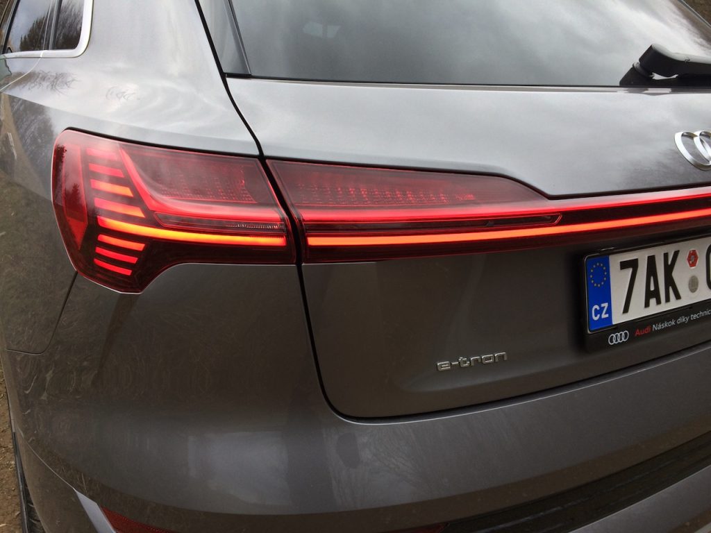 Audi e-tron 55 quattro - zadní světlo