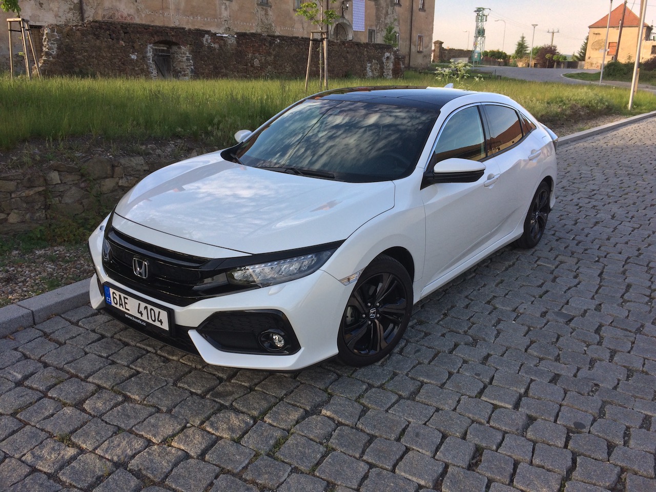 Honda Civic 1.0 VTEC TURBO 96 kW zepředu/z vrchu