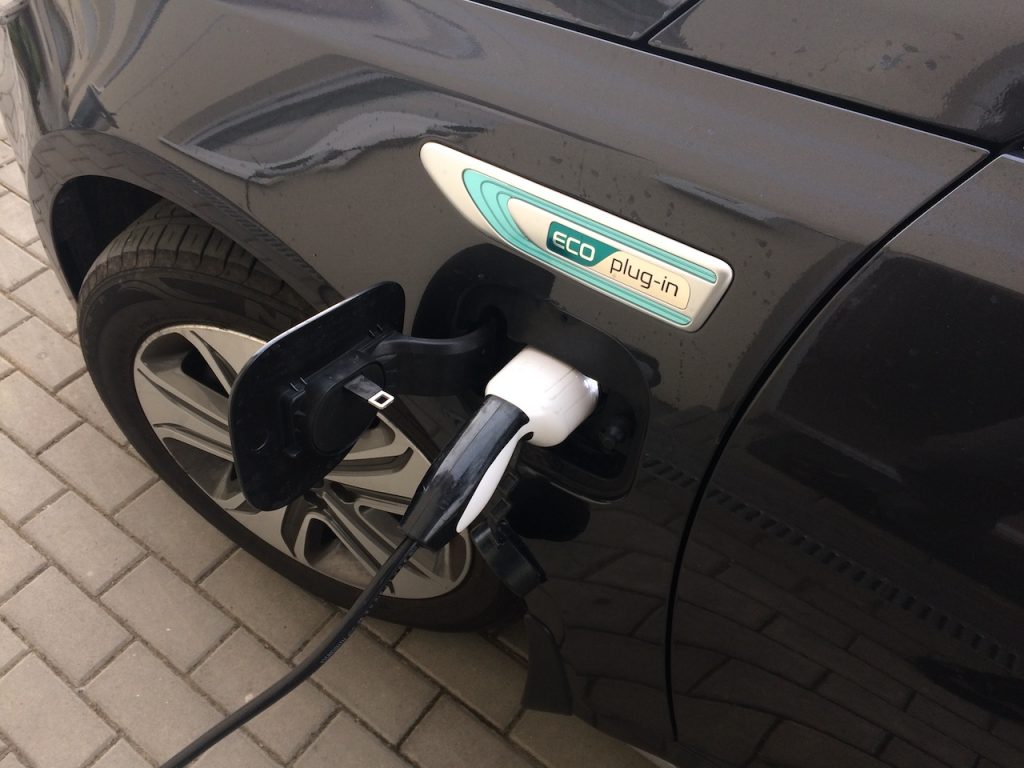 Kia Optima Plug-in hybrid (PHEV) - nabíjení - nabíjecí zásuvka Mennekes