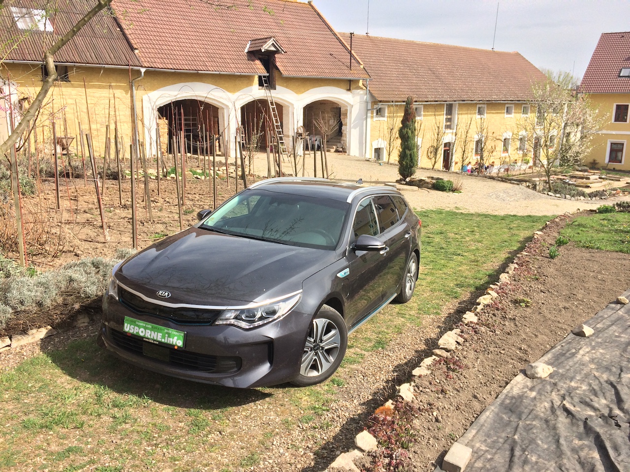 Kia Optima Plug-in hybrid (PHEV) - zepředu - Statek Luníkov