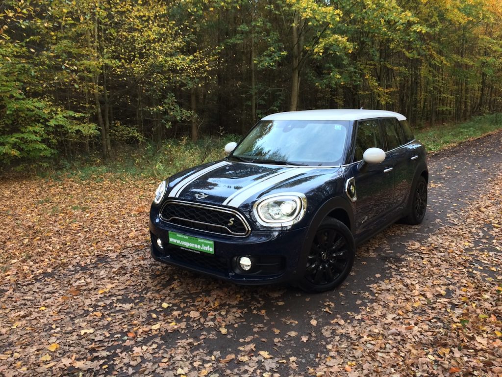 Mini Countryman S E All4 - zepředu a z boku