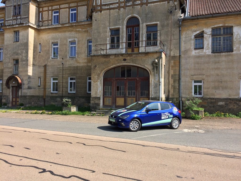 SEAT Ibiza 1,0 TGI 66 kW CNG - u nádraží Zbiroh