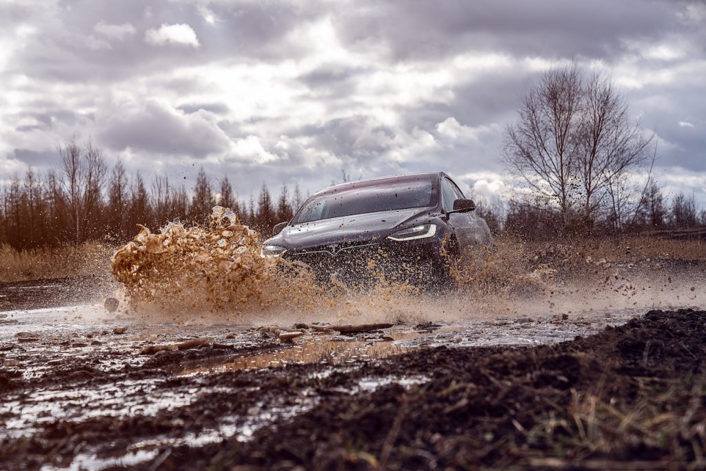 Tesla Model X 100D - bahno cáká