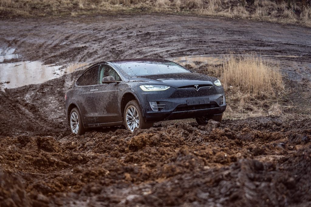 Tesla Model X 100D vyjíždí rozbahněný kopec