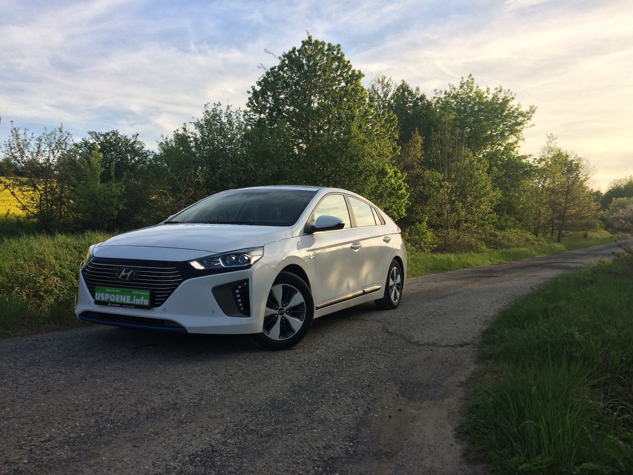 Hyundai Ioniq Plug-in Hybrid - zepředu/z boku