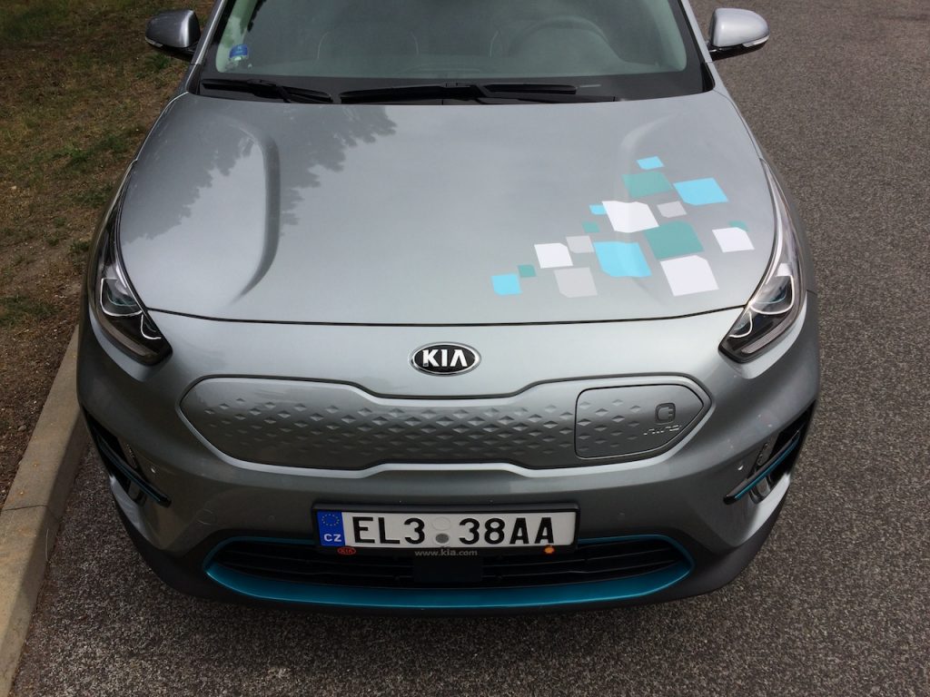 Elektromobil Kia e-Niro - předek z vrchu