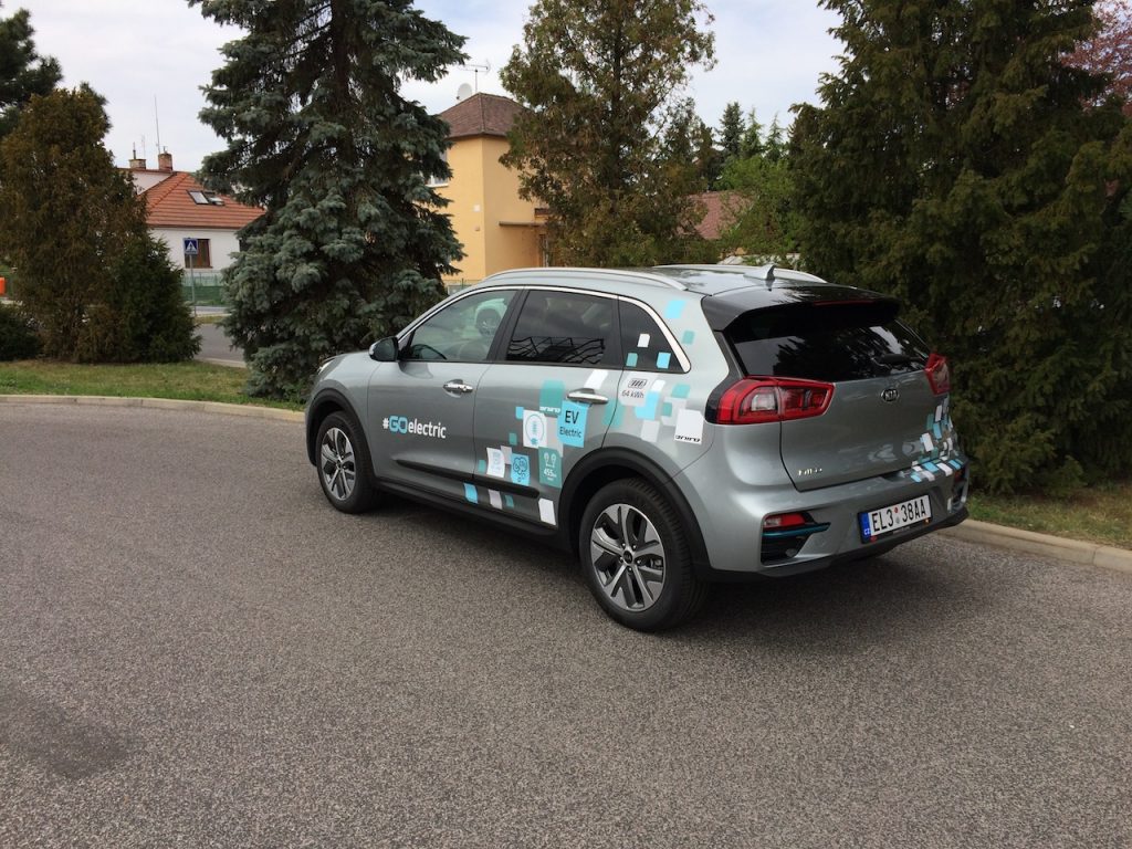 Elektromobil Kia e-Niro - zezadu/z boku