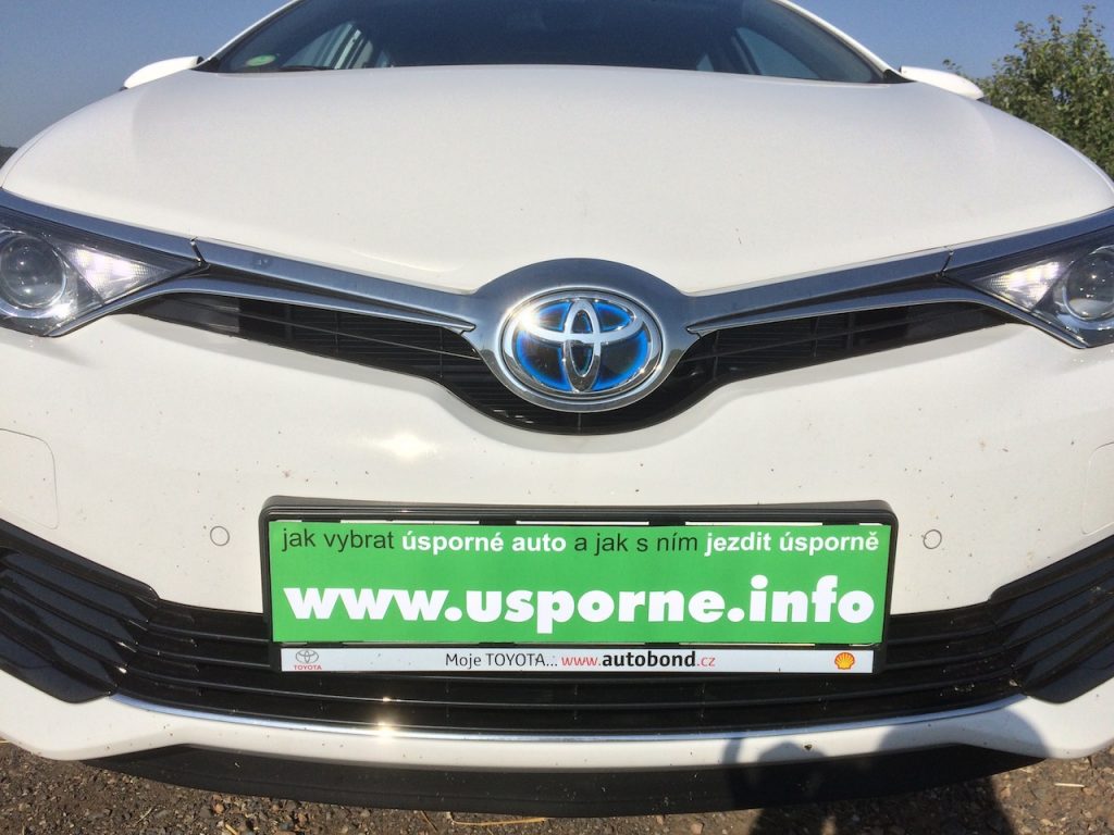 Toyota Auris Touring Sports Hybrid - zepředu