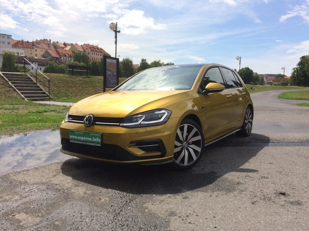 Volkswagen Golf 1,5 TSI - zepředu/z boku